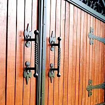 Ozdobná kovová klika pro velké dveře nebo vrata, sada 2 ks, celková délka 40 cm, barva černá nebo bílá