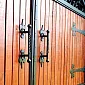 Dekoratīvs metāla rokturis lielām durvīm vai vārtiem, komplektā 2 gab, kopējais garums 40 cm, melnā vai baltā krāsā