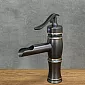 Ūdenskrituma stila izlietnes misiņa jaucējkrāns melnā krāsā ar nobružātu efektu, augstums 22,5 cm, iztekas garums 10 cm