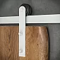 Stumdomų durų sistema iš plieno medinėms durims, svoris iki 130 kg, ilgis 2 metrai, balta spalva