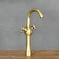 Retro stiliaus kriauklės maišytuvas iš žalvario, geltonos spalvos, aukštis 37 cm, snapelio ilgis 10,5 cm
