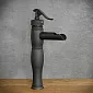 Industriālā stila vienas strūklas jaucējkrāns izgatavots no misiņa, melnā krāsā, augstums 32 cm, izteka garums 10,5 cm