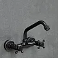 Messingist seinasegisti, musta värvi, tilaga tõstetud 115 kraadise nurga all, kõrgus 19 cm