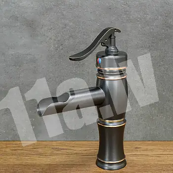 Krioklio stiliaus žalvarinis juodos spalvos praustuvo maišytuvas su nušiurusiu efektu, aukštis 22,5 cm, snapelio ilgis 10 cm