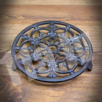 Kitchen decorative cast iron tray for hot dishes in a round shape, dimensions 20 x 2.5 cm