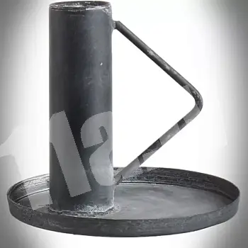Viduslaiku stilistiskas čuguna svečturis ar apaļas formas paliktni un rokturi, dimensijas 111x12.5 mm, komplektā 4 gab.