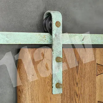 Lofto stiliaus seniai atrodanti stumdomų durų vikšrų sistema su žaliomis rūdimis vienos varčios durims iki 130 kg, bendras ilgis 2 m