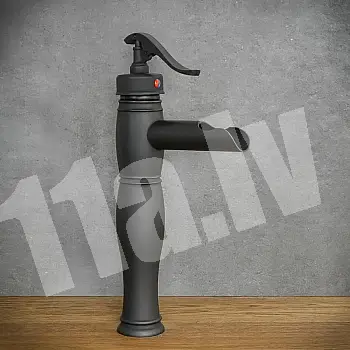 Tööstuslikus stiilis ühejoaga segisti valmistatud messingist, must värv, kõrgus 32 cm, tila pikkus 10,5 cm