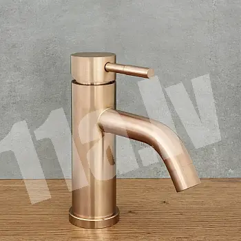 Retro stila jaucējkrāns izgatavots no nerūsējošā tērauda rozā zelta krāsā, matēts, pulēts, augstums 17 cm, snīpja garums 9,5 cm