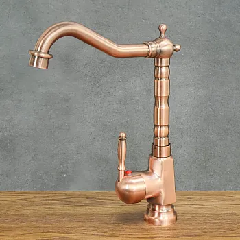 Retro stila izlietnes jaucējkrāns no misiņa rozā zelta ar nobružātu efektu, augstums 29 cm, snīpi garums 18 cm, ar aeratoru