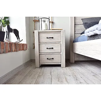 Masīvkoka naktsgaldiņš no egles ar trim atvilktnēm, balināts pārklājums, augstums 67 cm, platums 54 cm, dziļums 42 cm, komplekts no 2 gab