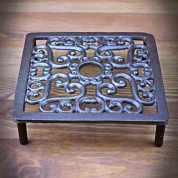 Kitchen decorative cast-iron hot pot stand with square-shape with legs, dimensions 17.5 x 17.5 x 4.5 cm