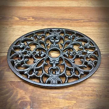 Virtuvinis dekoratyvinis ketaus karščiui atsparus ovalo formos karšto puodo padėklas, matmenys 17,5 x 23 x 1,6 cm, rinkinyje 2 vnt.