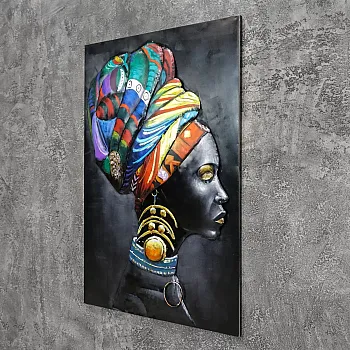 3D metāla sienas māksla – Āfrikas sieviete ar krāsainu galvassegu un svinīgiem rotājumiem, izmēri 70x120 cm