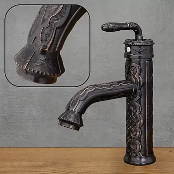 Dekoratīvs misiņa izlietnes jaucējkrāns ar ziedu rakstiem, melns ar vara skrāpējumiem, augstums 23,5 cm, iztekas garums 10 cm