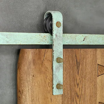 Loft stiliaus senovinio išvaizdos stumdomų durų bėgių sistema su žalia rūdimi vienoms durims iki 130 kg, bendras ilgis 2 m