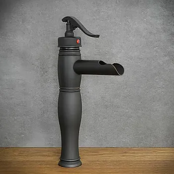 Tööstuslikus stiilis ühejoaga segisti valmistatud messingist, must värv, kõrgus 32 cm, tila pikkus 10,5 cm