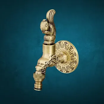 Antīka misiņa šļūtenes krāns ar vāveres rokturi, augstums 16 cm, iztekas garums 10 cm