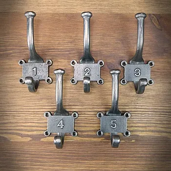Čuguna apģērbu āķi, krāsa: tērauda pelēka, numuru komplekts 1-5, pie sienas stiprināmi pakaramie, augstums 12.5 cm