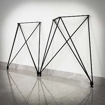 Geometrinė, vielinio rėmo ožinio tipo metalinė stalo koja iš plieno, aukštis 72 cm, matmenys 75x72 cm, 2 kojos rinkinyje