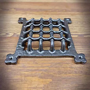 Viduslaiku stila ventilācijas restes no čuguna, tērauda efekts, izmērs 16x16 cm, svars 630 grami, komplektā 4 gab.
