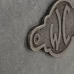 Aukštos kokybės informatyvi ketaus iškaba tualetui su tarptautiniu mastu atpažįstamu užrašu WC, matmenys 13 x 6,5 cm, 10 vnt. komplektas