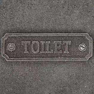 Informatiivne malmist ristkülikukujuline silt tekstiga Toilet, mõõtmetega 3,2x11,5 cm, komplektis 10 tk