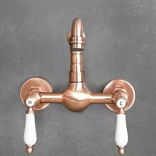 Seinale kinnitatav messingist kraan, roosakuldne värv, kõrgus 17 cm, tila pikkus 15 cm