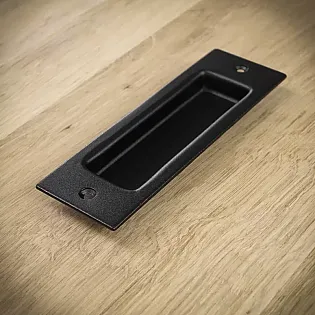 Juodos metalinės stumdomų durų traukimo rankena iš plieno, juodos spalvos, aukštis 16,5 cm, svoris 250 gramų, rinkinyje 4 vnt.