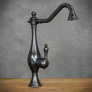Melns misiņa izlietnes jaucējkrāns, augstums 36 cm, iztekas garums 22,5 cm