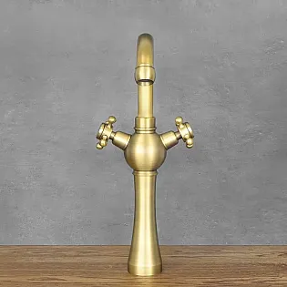 Retro stiilis valamusegisti messingist, kollast värvi, kõrgus 37 cm, tila pikkus 10,5 cm