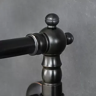 Seinale kinnitatav klassikaline messingist segisti, must värv, kõrgus 23 cm, tila pikkus 16 cm