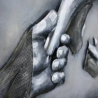 3D metāla mākslas darbs, sienu apdare Divas rokas, izmēri 60x60cm