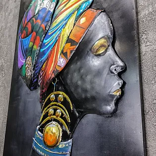 3D metalo sienų menas Afrikietė su spalvinga galvos apdangalu ir šventiniais papuošalais, matmenys 70x120 cm