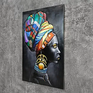 3D metāla sienas māksla Āfrikas sieviete ar krāsainu galvassegu un svinīgiem rotājumiem, izmēri 70x120 cm