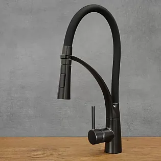 Nerūsējošā tērauda virtuves jaucējkrāns melnā krāsā, ar 360 grādiem grozāmu snīpi, augstums 43 cm, izteka garums 17 cm