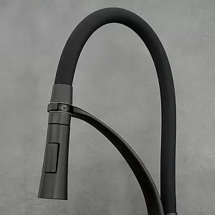 Nerūsējošā tērauda virtuves jaucējkrāns melnā krāsā, ar 360 grādiem grozāmu snīpi, augstums 43 cm, izteka garums 17 cm