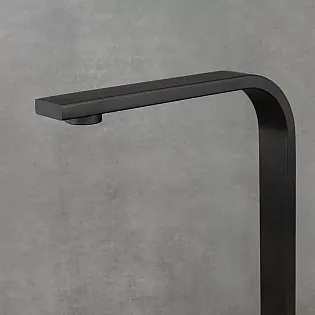 Modernus matinis juodas kvadratinis nerūdijančio plieno virtuvės maišytuvas, minimalistinis geometrinis dizainas, aukštis 35,2 cm, snapelio ilgis 19,5 cm