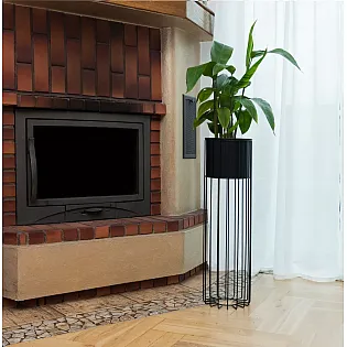 Metāla dizaina puķu pods no tērauda stieņiem melnā krāsā un plastmasas groza melnā krāsā, platums 20 cm, augstums 46 cm