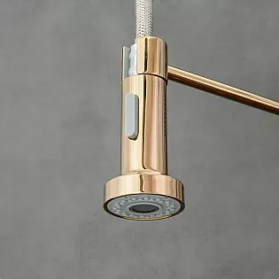 Industriālā stila virtuves jaucējkrāns izgatavots no misiņa ar 360 grādu grozāmu snīpi, augstums 47 cm, snīpja garums 18 cm, rozā zelta krāsā, pulēts