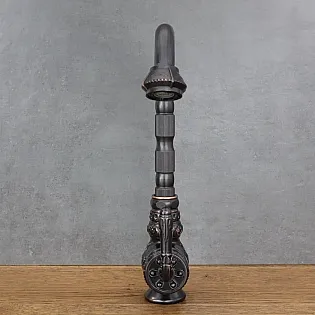 Vintažinio stiliaus aukštas maišytuvas iš žalvario su 3D tekstūromis, juodas su variniais įbrėžimais, aukštis 31 cm, snapelio ilgis 16 cm