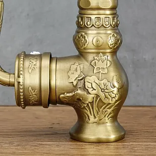 Vintage stiilis kõrge messingist reljeefsete mustritega segisti, antiikmessingvärvitoonis, kõrgus 31 cm, tila pikkus 16 cm