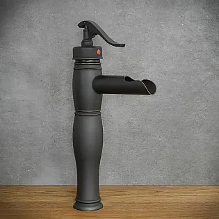 Industriālā stila vienas strūklas jaucējkrāns izgatavots no misiņa, melnā krāsā, augstums 32 cm, izteka garums 10,5 cm