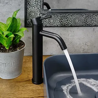 Moodne minimalistlikus stiilis seisev valamusegisti, kõrgus 29,5 cm, tila pikkus 9,5 cm