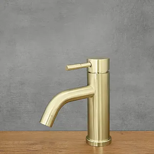 Retro-style low faucet made of stainless steel in antique brass color, matte, polished, height 17 cm, spout length 9.5 cm