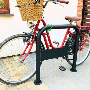Cinkuotas dviračių stovas, retro stiliaus, aukštis 80 cm, plotis 36 cm, su ketaus dekoratyviniais elementais, įžeminta betono instaliacija, juoda spalva