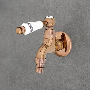 Prie sienos montuojamas sodo žarnos čiaupas, pagamintas iš žalvario, rožinio aukso spalvos, aukštis 11 cm, snapelio ilgis 14 cm