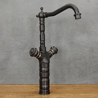 Pastatomas retro stiliaus praustuvo maišytuvas, pagamintas iš žalvario, juodos spalvos, atlasinis, aukštis 37 cm, snapelio ilgis 16,5 cm.