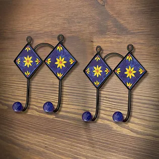 2 dekoratiivse seinakonksu komplekt käsitsi valmistatud keraamilised ja terasest riidenagid, 15,5 cm kõrgus, elegantne lillekujundus