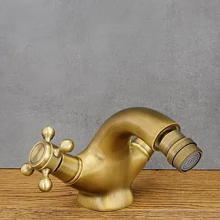 Žemo aukščio antikinio žalvario pastatomas praustuvo maišytuvas, satininio paviršiaus žalvarinis stalviršio čiaupas su aeratoriumi, aukštis 11 cm